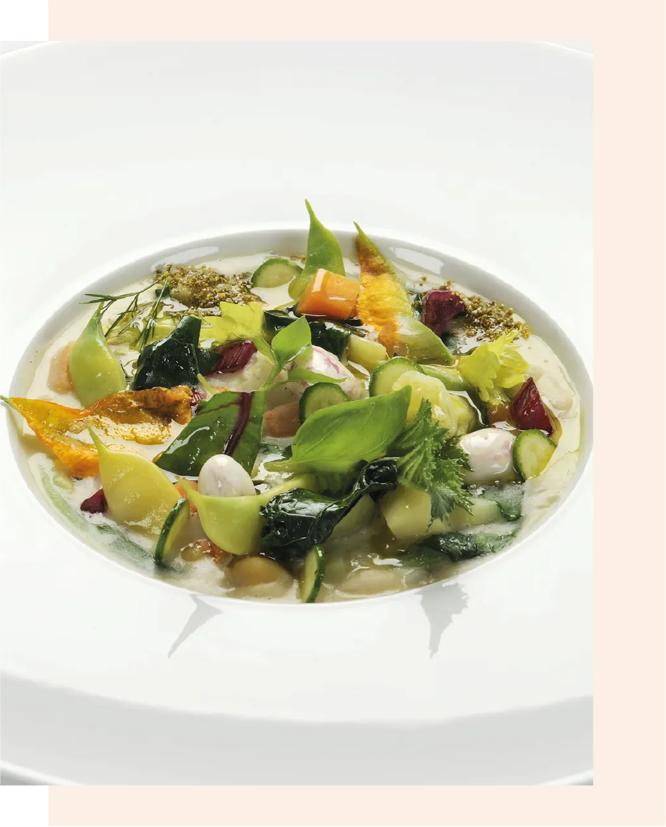 Zuppa Etrusca con ortaggi di stagione, legumi, farro della Garfagnana e fiori di finocchio selvatico.
