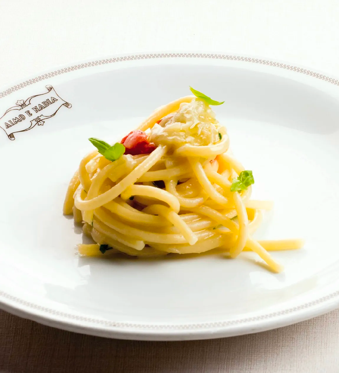 Spaghetti di grano duro con cipollotto di Tropea, peperoncino di Diamante, con filo d'olio e basilico ligure